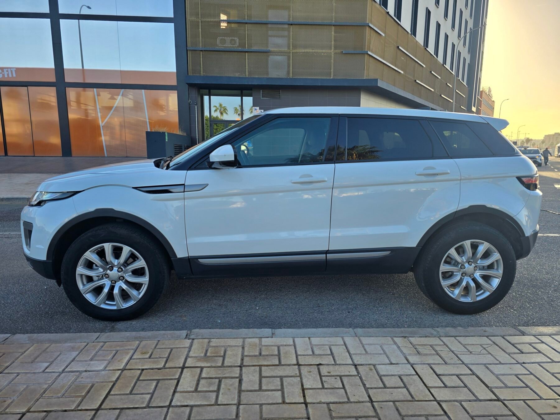 LAND-ROVER RANGE ROVER EVOQUE 2.0L 4X2 SE 150CV