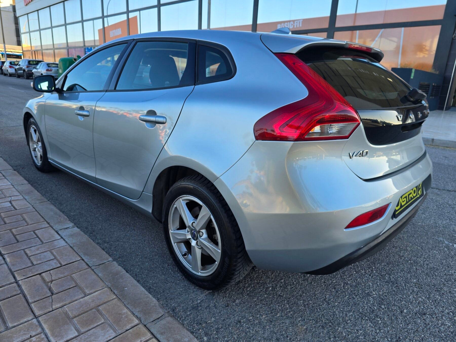 VOLVO V40 1.6 D2 MOMENTUM 115CV