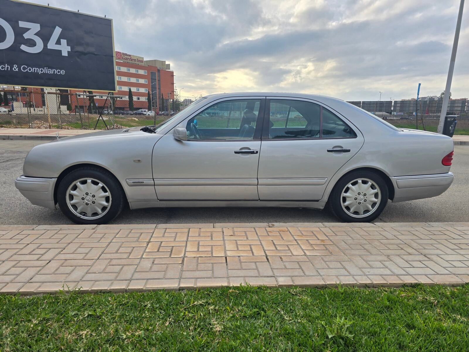 MERCEDES-BENZ CLASE E 300DT ELEGANCE 176CV 