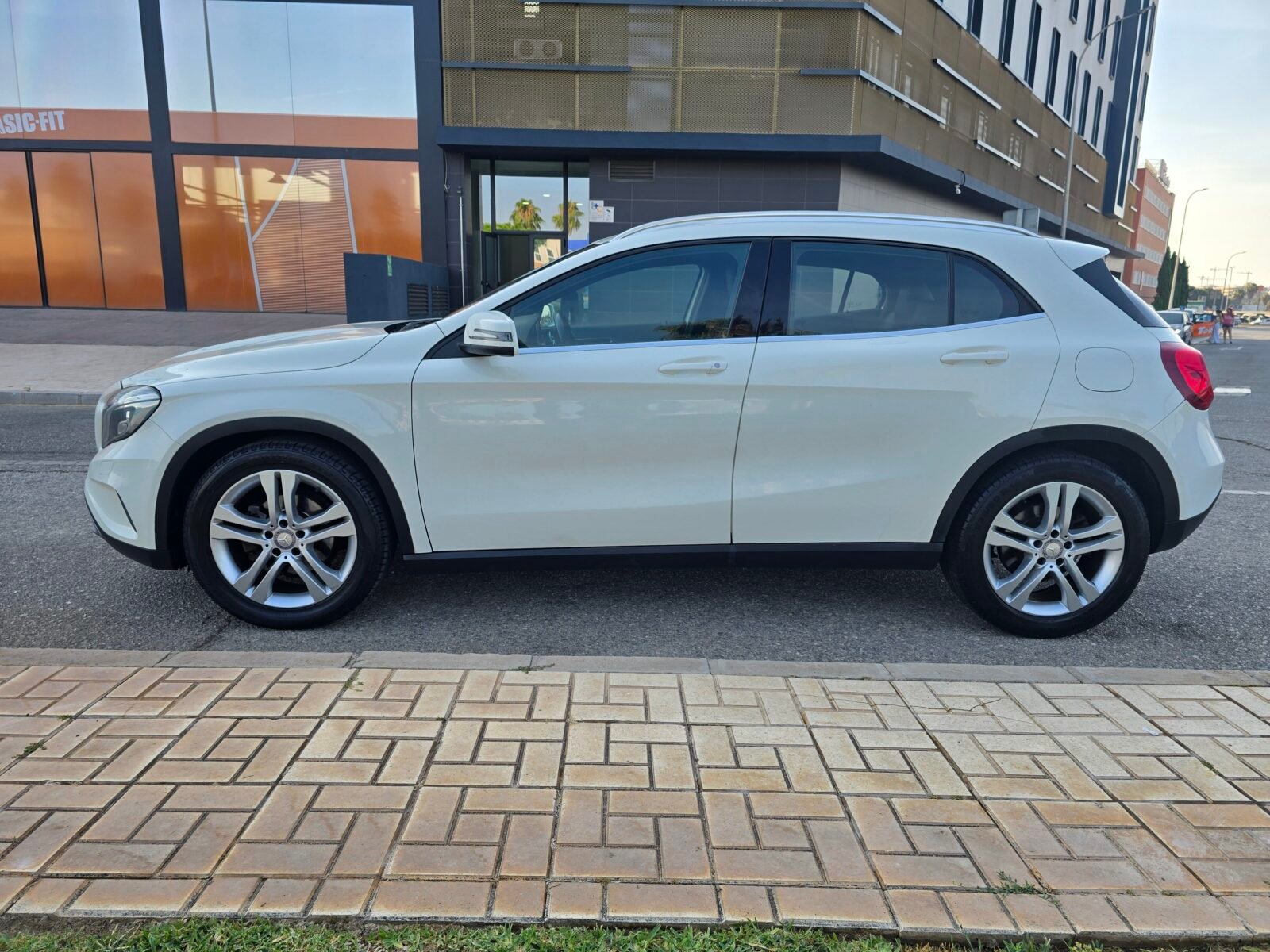 MERCEDES-BENZ CLASE GLA 200D URBAN 136CV