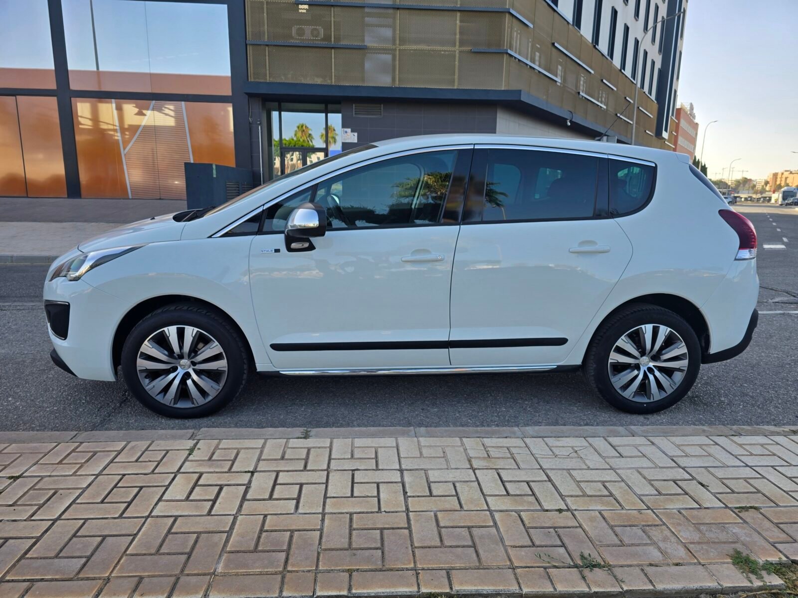 PEUGEOT 3008 1.2 STYLE 130CV