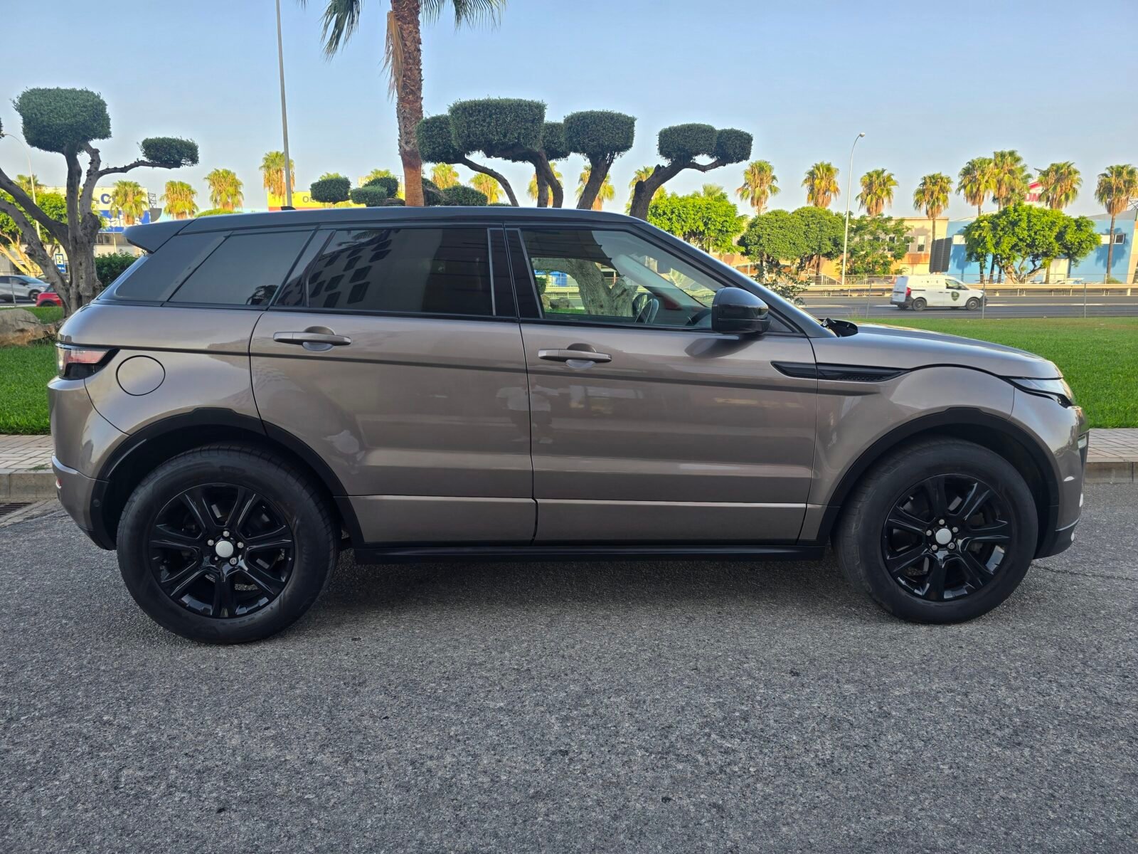 LAND-ROVER RANGE ROVER EVOQUE 2.0L 4WD DYNAMIC 150CV